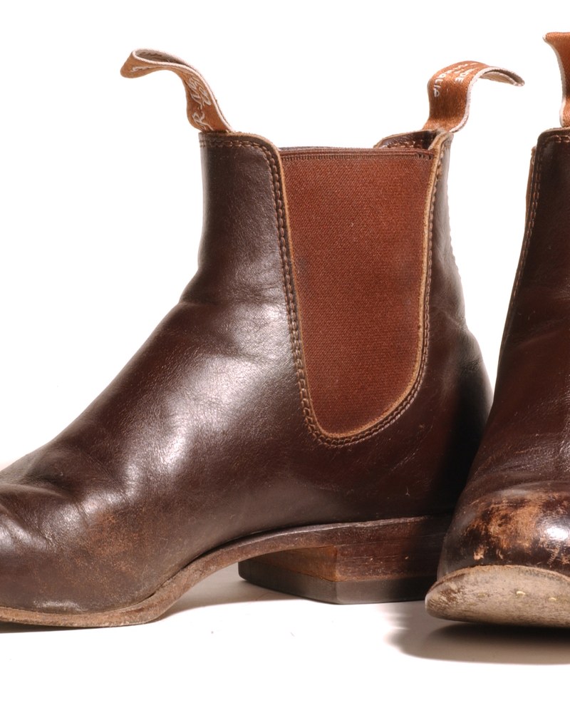 One-piece-leather elastic-sided boot